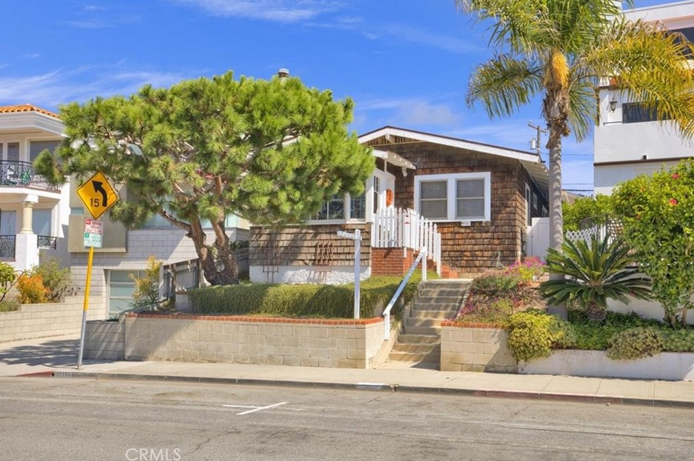 2122 Monterey Blvd, Hermosa Beach, CA 90254-2630
