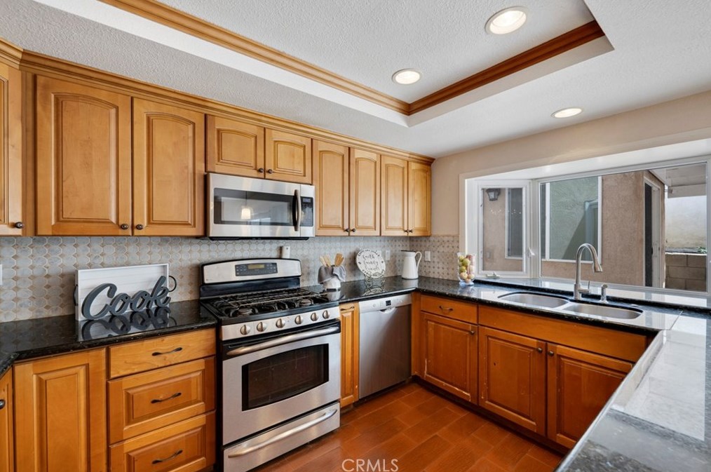 4616 Golden Ridge Dr, Corona CA  92880-9412 exterior