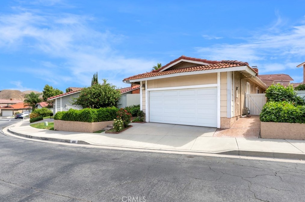 4616 Golden Ridge Dr, Corona CA  92880-9412 exterior