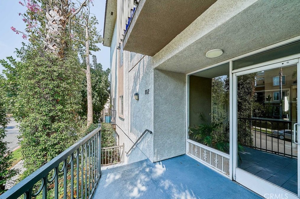 102 Manhattan Pl, Los Angeles CA  90004-7000 exterior