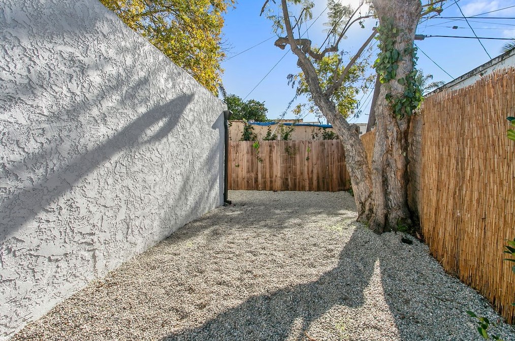 2202 75th St, Los Angeles CA  90043-5326 exterior