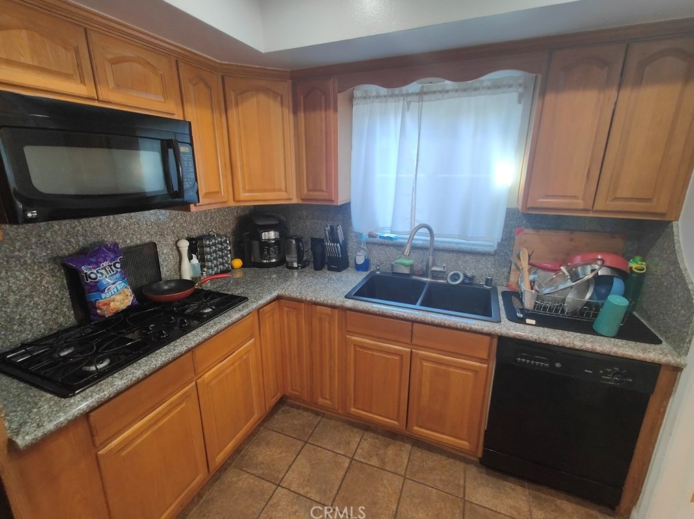 17448 Filbert St, Fontana CA  92335-5921 exterior