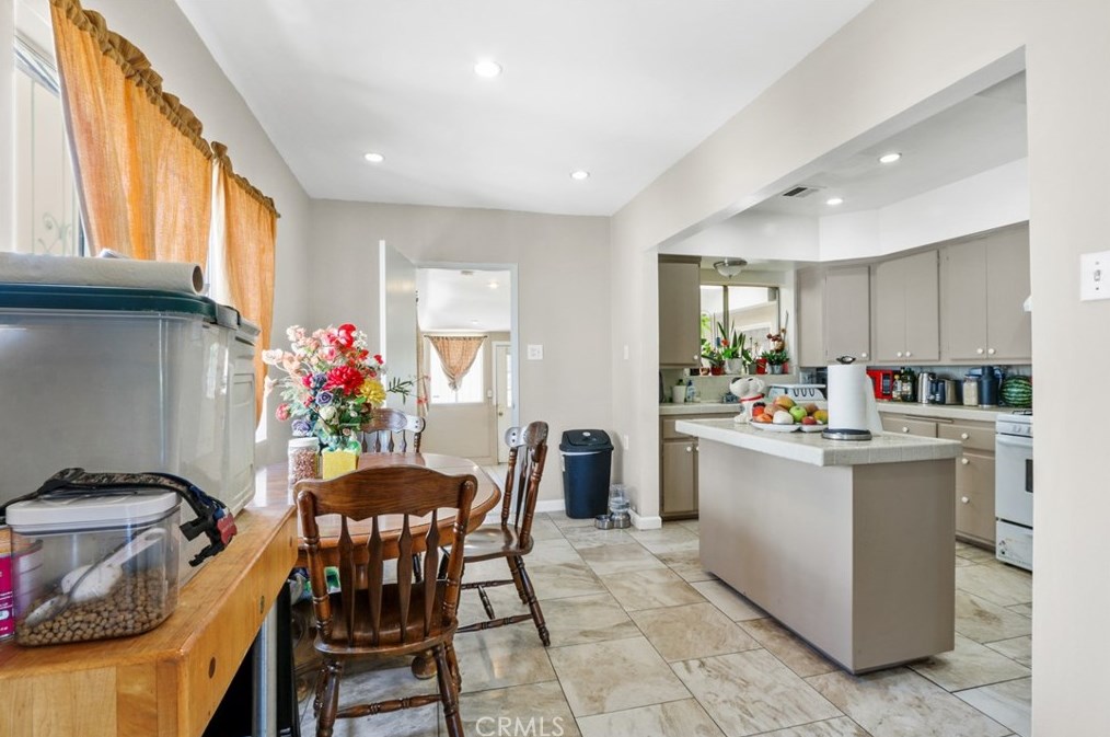 1638 105th St, Los Angeles CA  90047-4451 exterior