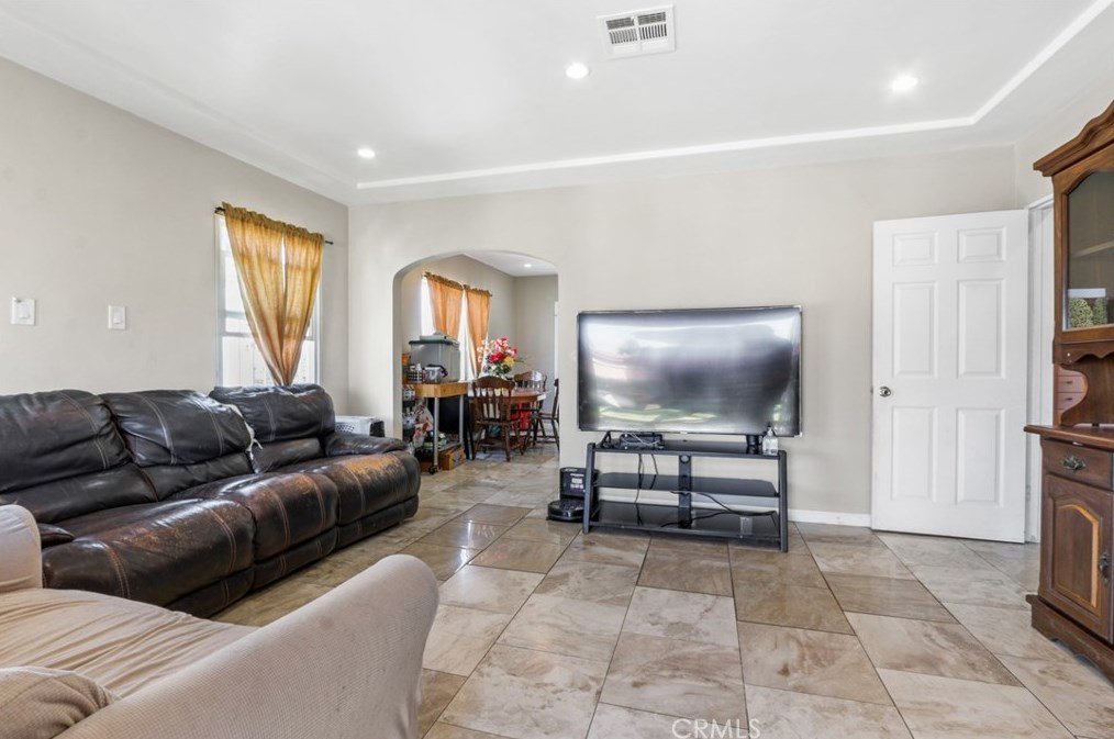 1638 105th St, Los Angeles CA  90047-4451 exterior