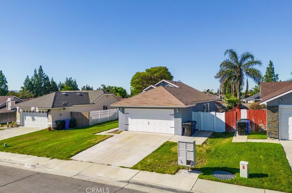 11796 Oakwood Dr, Fontana CA  92337-8341 exterior