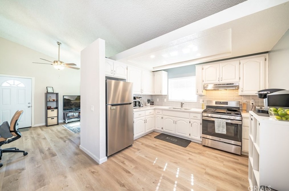 11796 Oakwood Dr, Fontana CA  92337-8341 exterior