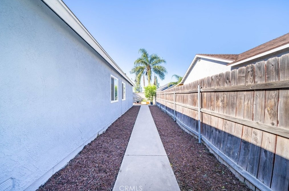 11796 Oakwood Dr, Fontana CA  92337-8341 exterior