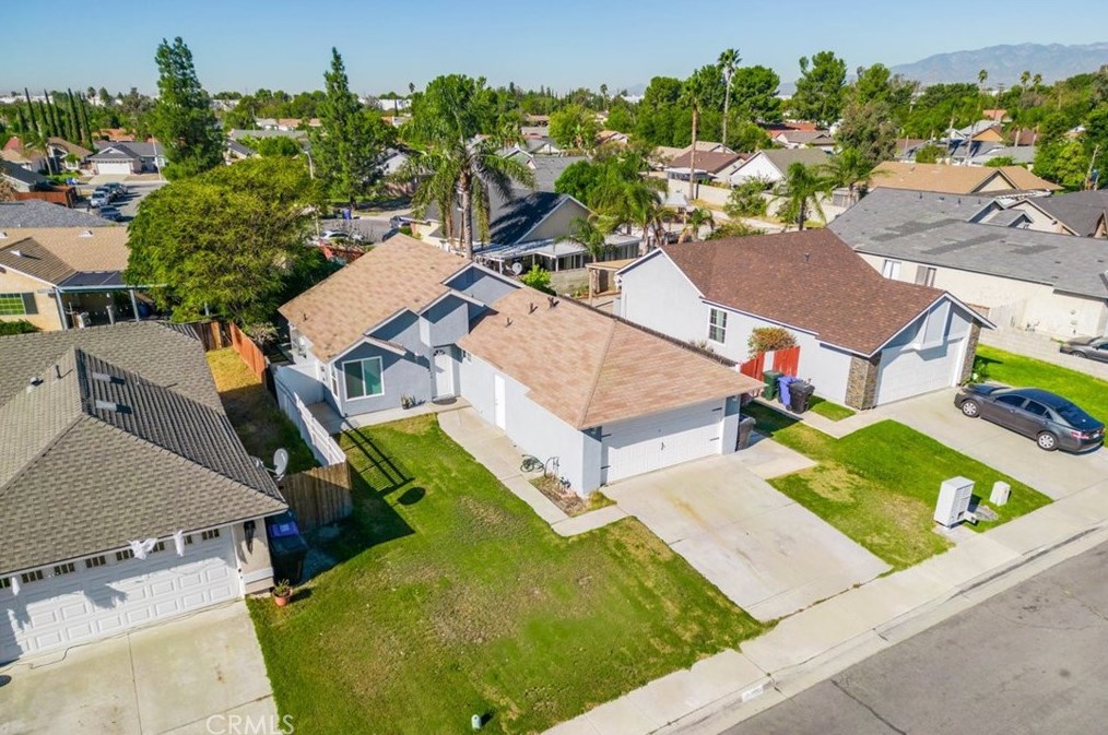 11796 Oakwood Dr, Fontana CA  92337-8341 exterior