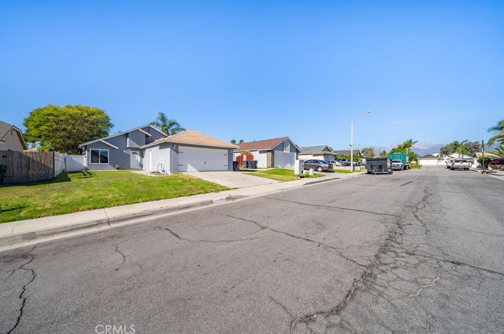 11796 Oakwood Dr, Fontana CA  92337-8341 exterior