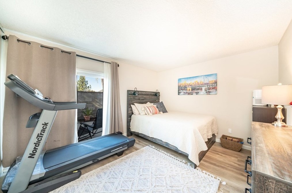 11796 Oakwood Dr, Fontana CA  92337-8341 exterior