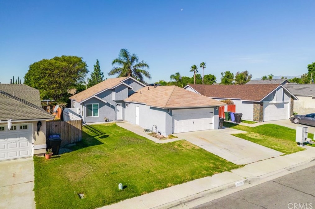 11796 Oakwood Dr, Fontana CA  92337-8341 exterior