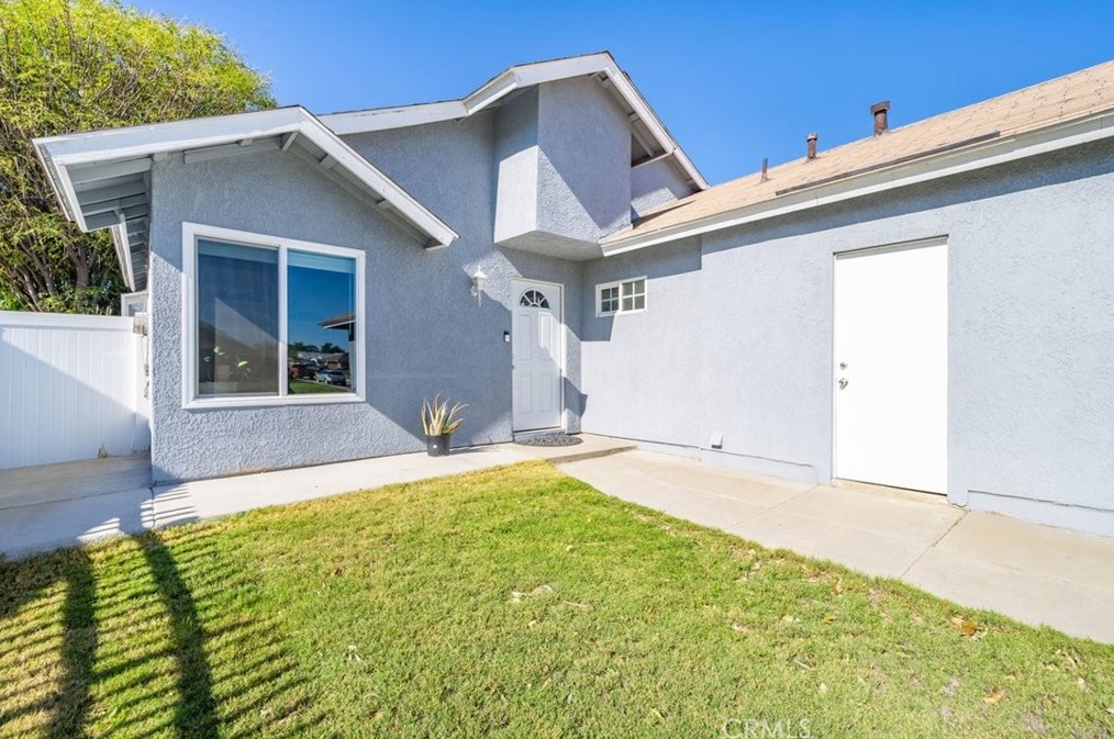 11796 Oakwood Dr, Fontana CA  92337-8341 exterior