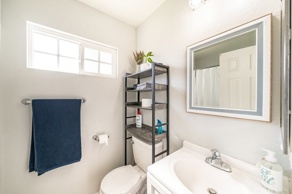 11796 Oakwood Dr, Fontana CA  92337-8341 exterior