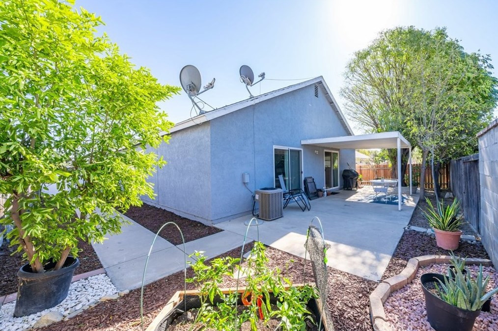 11796 Oakwood Dr, Fontana CA  92337-8341 exterior