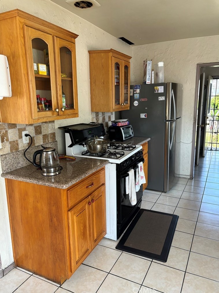 1553 102nd St, Los Angeles CA  90003-4705 exterior