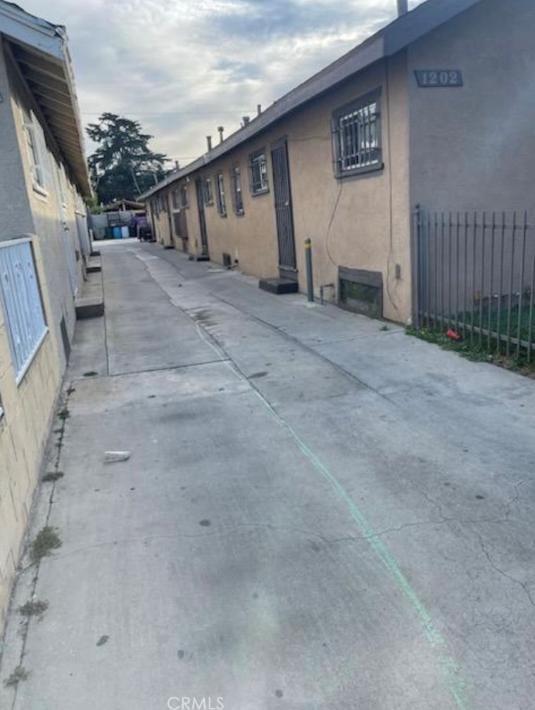 1202 70th St, Los Angeles CA 90003-1831 exterior