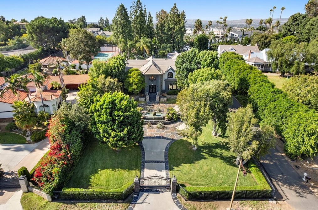 5025 E Crescent Dr, Anaheim, CA 92807