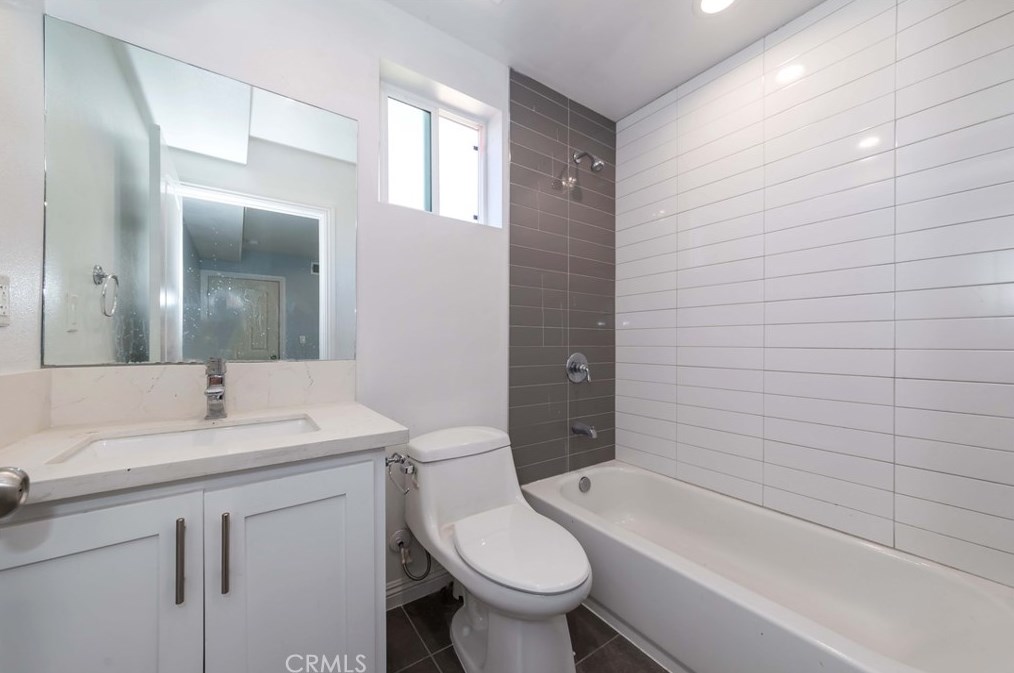 211 43rd St, Los Angeles CA  90011-3007 exterior
