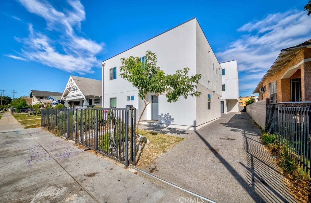 211 43rd St, Los Angeles CA  90011-3007 exterior