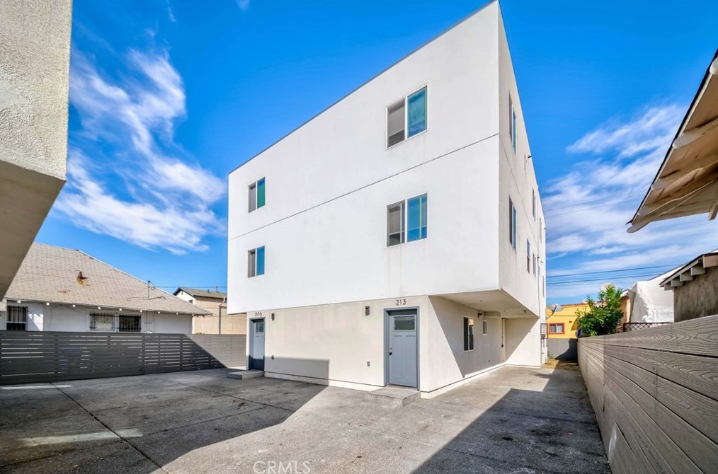 211 43rd St, Los Angeles CA  90011-3007 exterior
