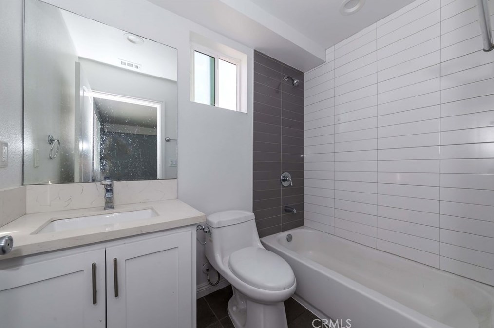 211 43rd St, Los Angeles CA  90011-3007 exterior