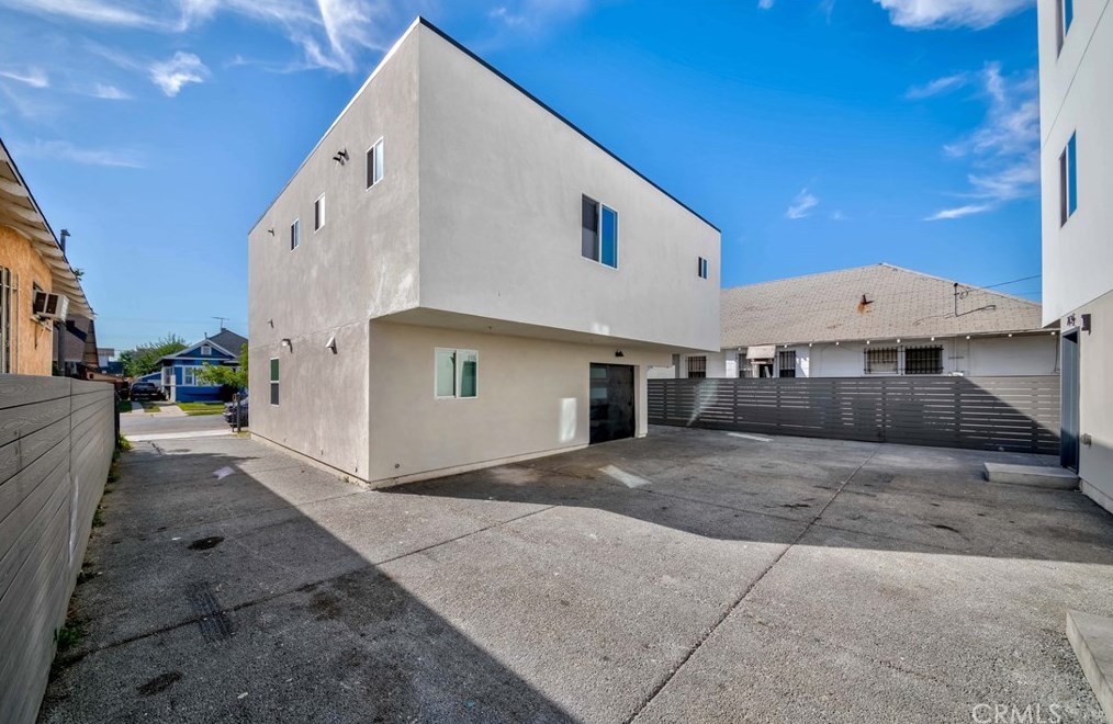 211 43rd St, Los Angeles CA  90011-3007 exterior
