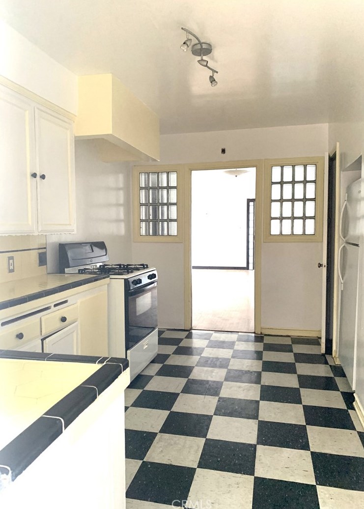2527 5th St, Los Angeles CA  90057-1855 exterior