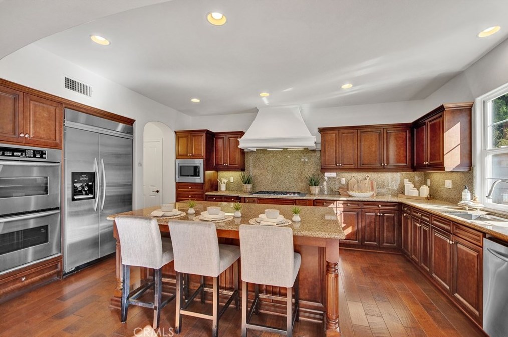 106 Symphony, Irvine CA  92603-0689 exterior