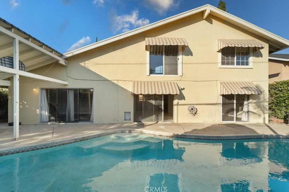 587 Pierpont Dr, Costa Mesa, CA 92626