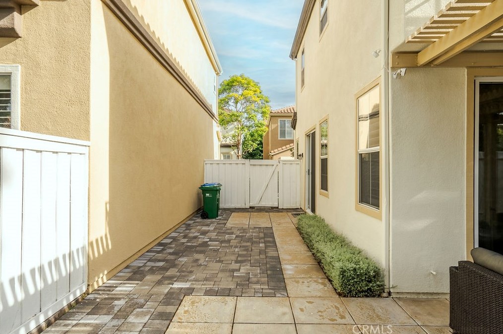 1 Del Sonterra, Irvine CA  92606-8861 exterior