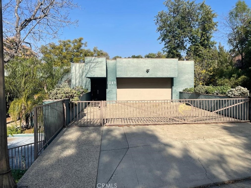 1249 Los Robles Pl, Pomona, CA 91768