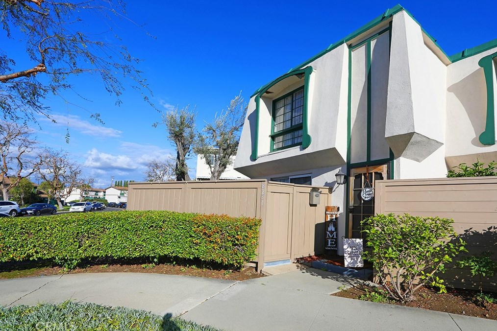 8231 Henderson Grn, Buena Park, CA 90621-1330