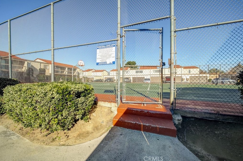 9238 Citrus Ave, Fontana CA  92335-5572 exterior