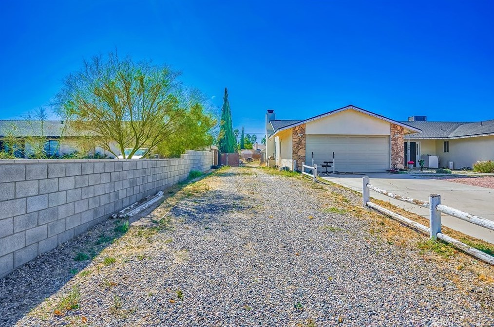 14561 Coalinga Rd, Victorville CA  92392-9617 exterior