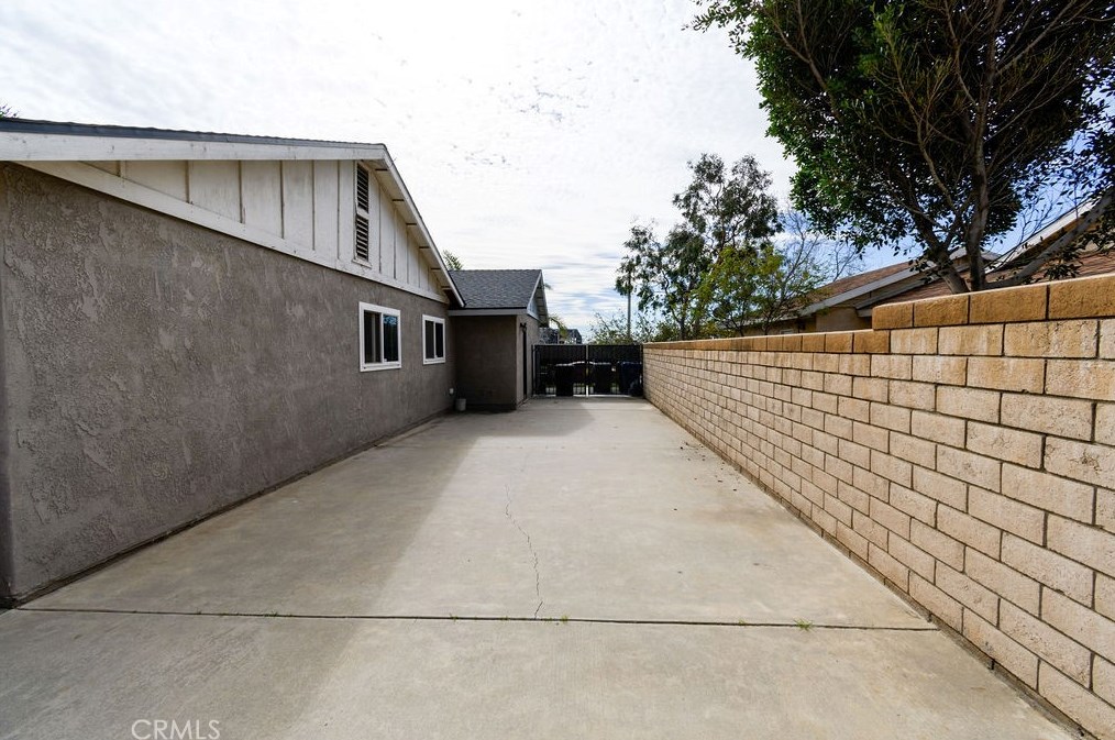 16060 Miller Ave, Fontana CA  92336-1848 exterior