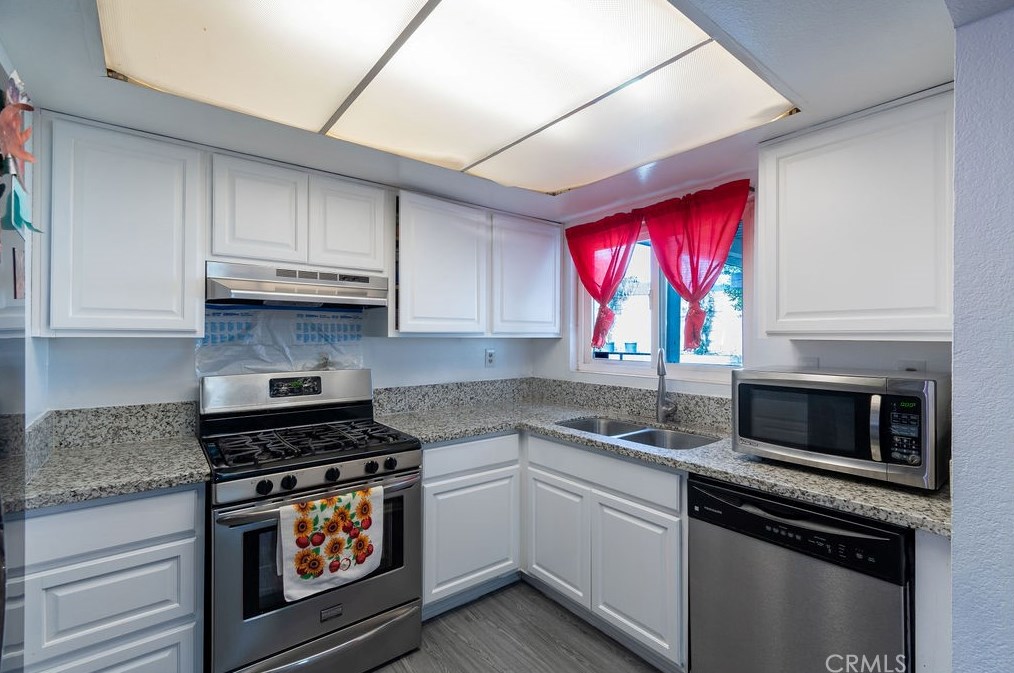 16060 Miller Ave, Fontana CA  92336-1848 exterior