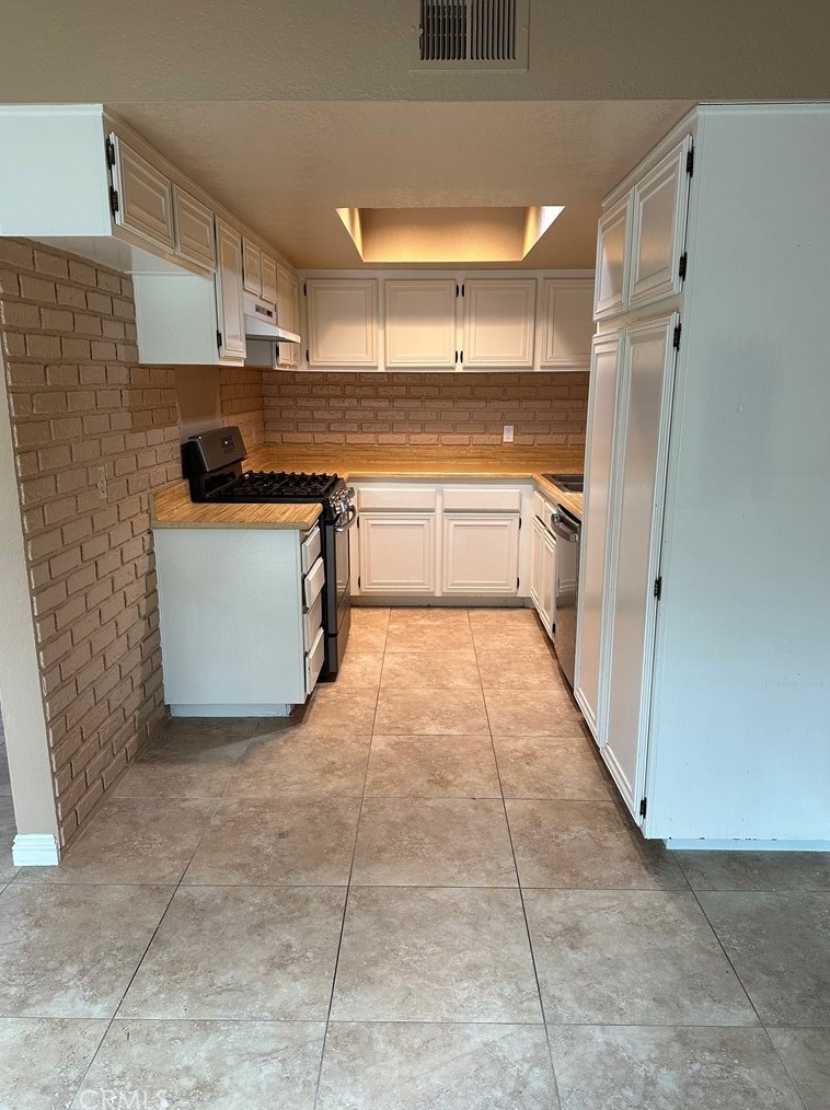 2750 Via Hacienda, Fullerton, CA 92835-2825
