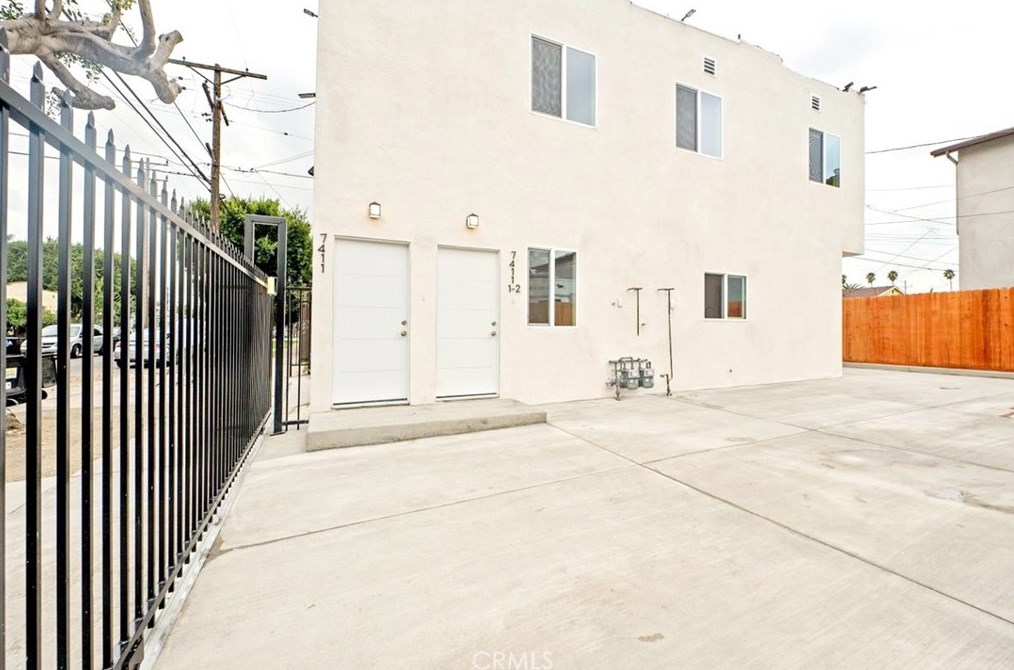 7411 Stanford Ave, Los Angeles CA  90001-2337 exterior