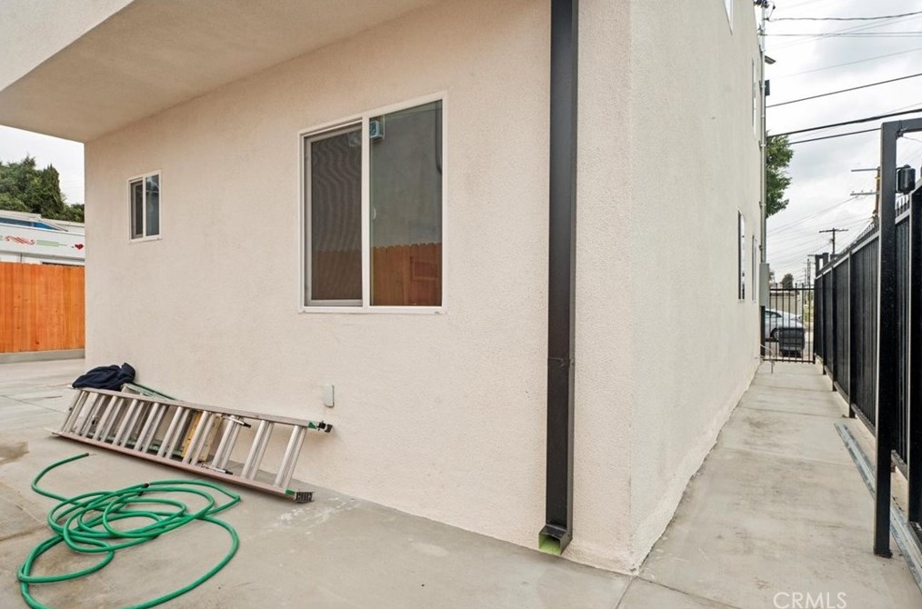 7411 Stanford Ave, Los Angeles CA  90001-2337 exterior