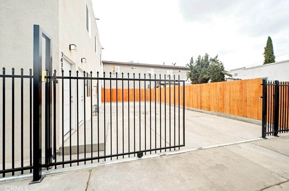 7411 Stanford Ave, Los Angeles CA  90001-2337 exterior