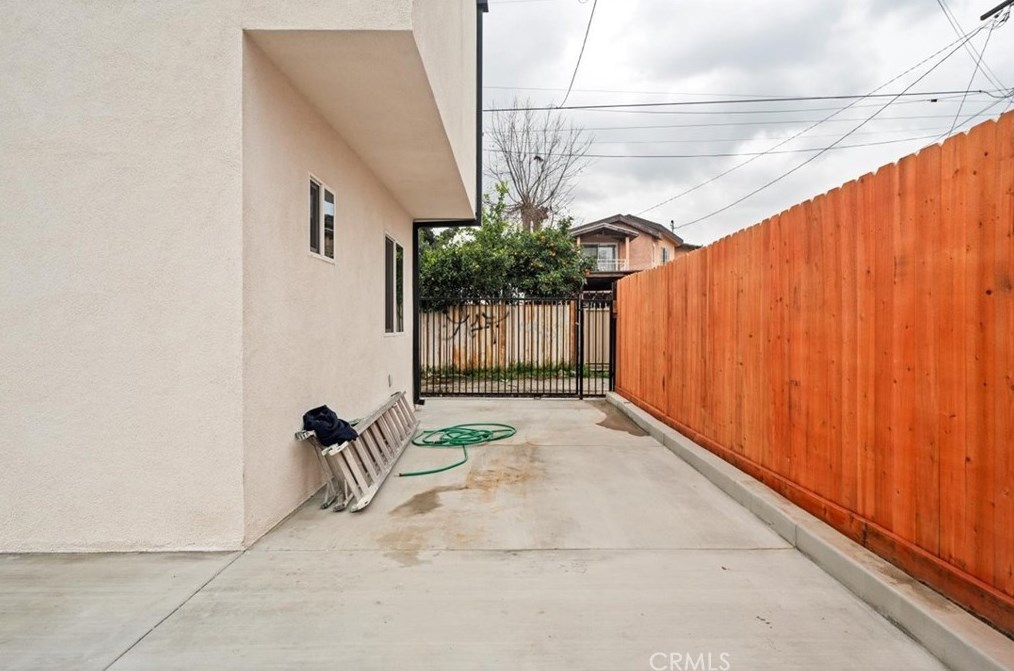 7411 Stanford Ave, Los Angeles CA  90001-2337 exterior