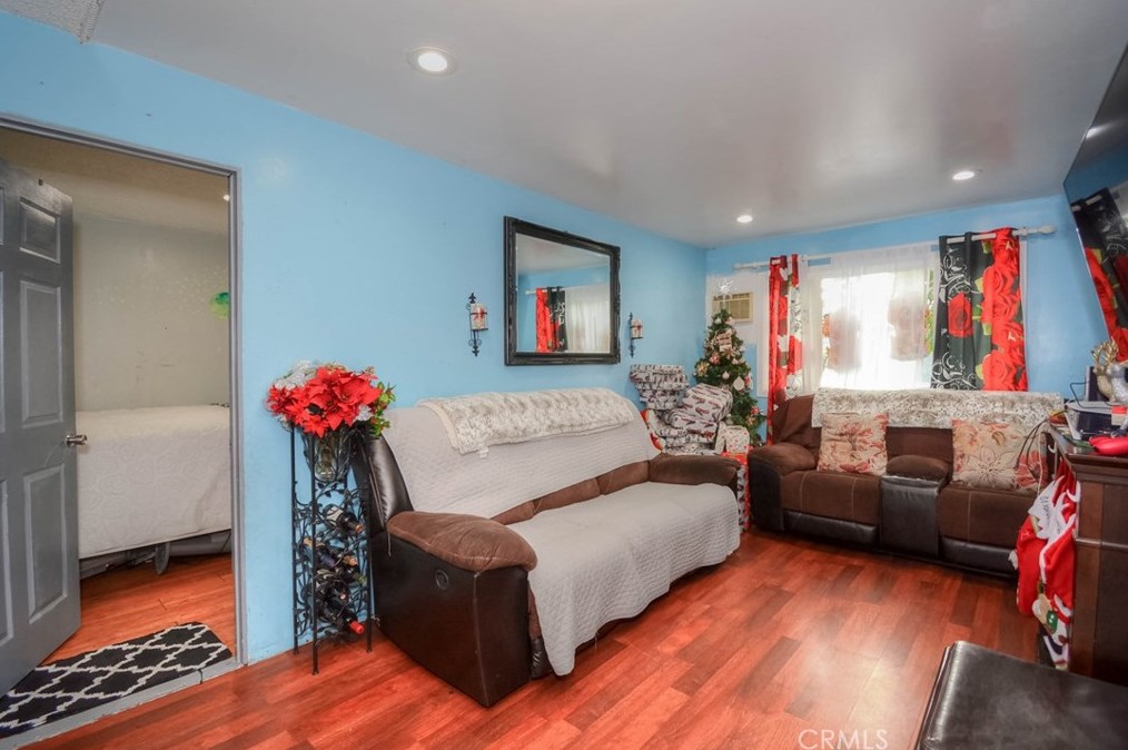 99 Amalfi Dr, Santa Ana, CA 92703