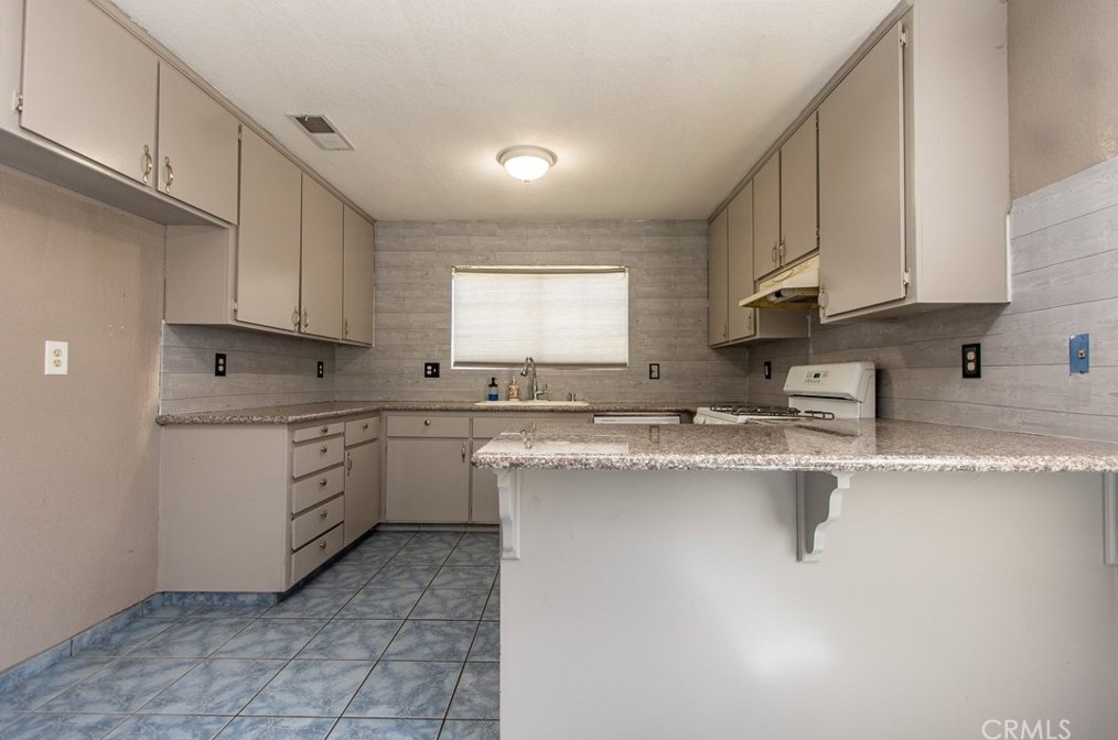 719 Almond Glen Ave, Livingston CA  95334-1875 exterior