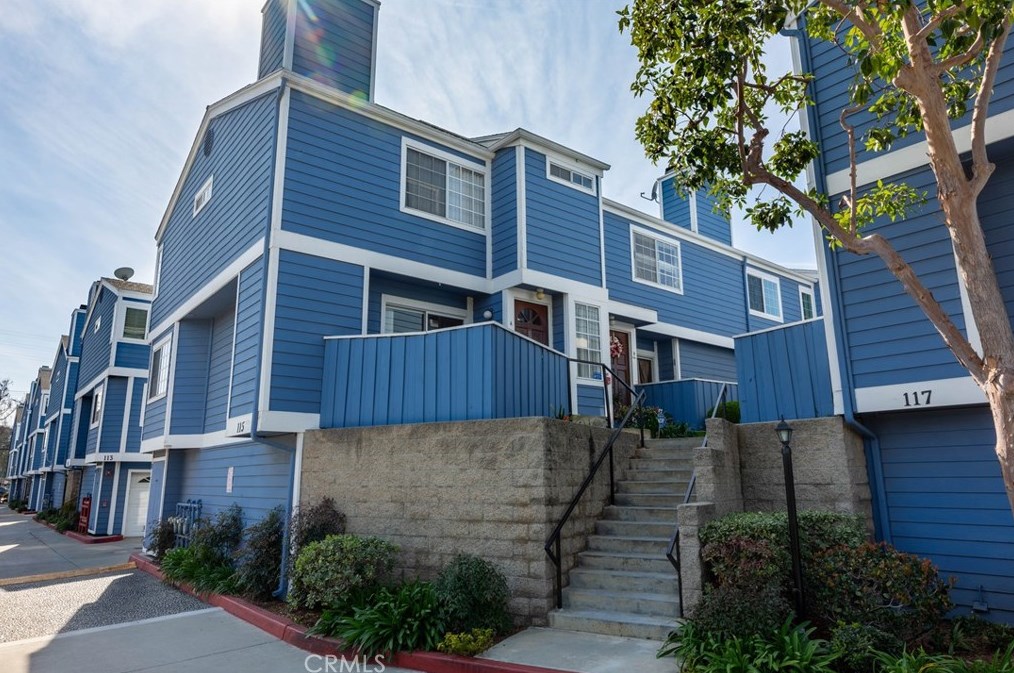 115 Spring St, Long Beach, CA 90806-1472