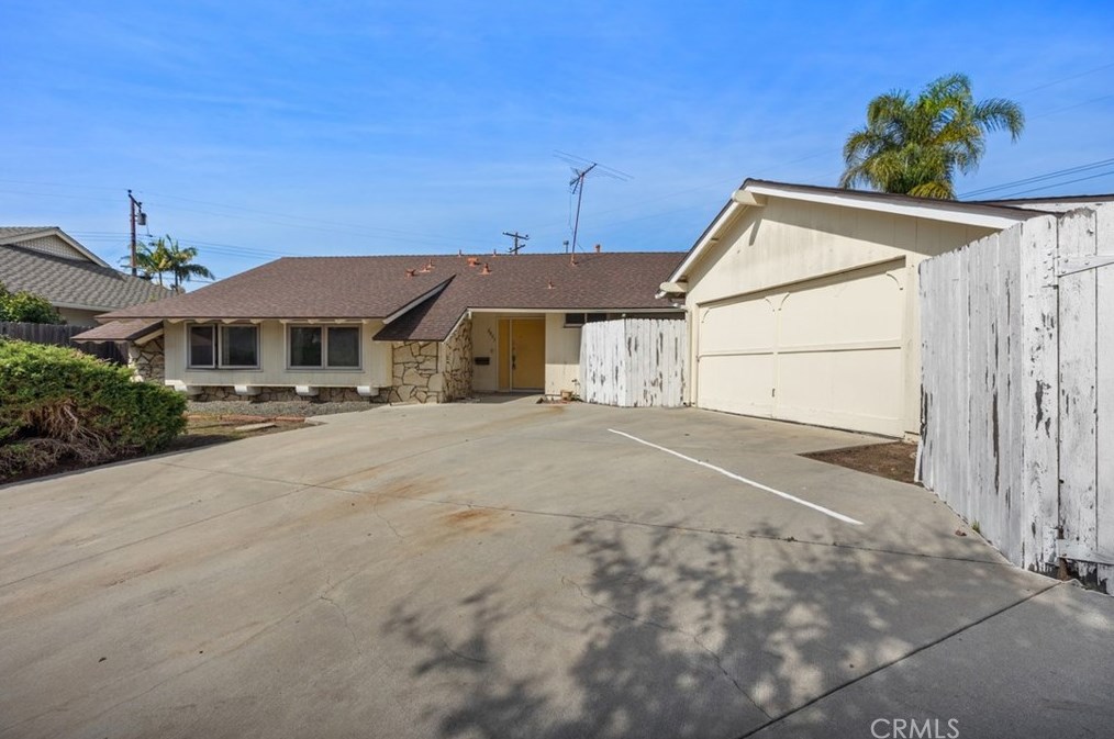 2859 Serang Pl, Costa Mesa CA  92626-4826 exterior