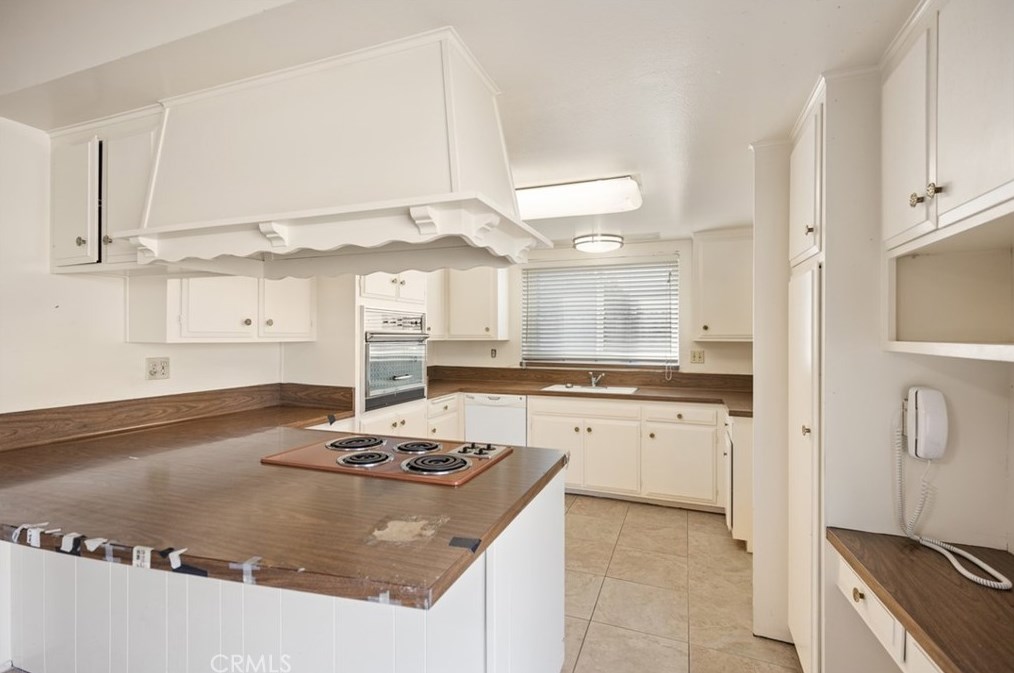 2859 Serang Pl, Costa Mesa CA  92626-4826 exterior