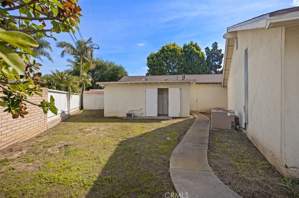 2859 Serang Pl, Costa Mesa CA  92626-4826 exterior