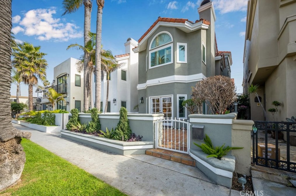 210 8th St, Huntington Beach, CA 92648-5020