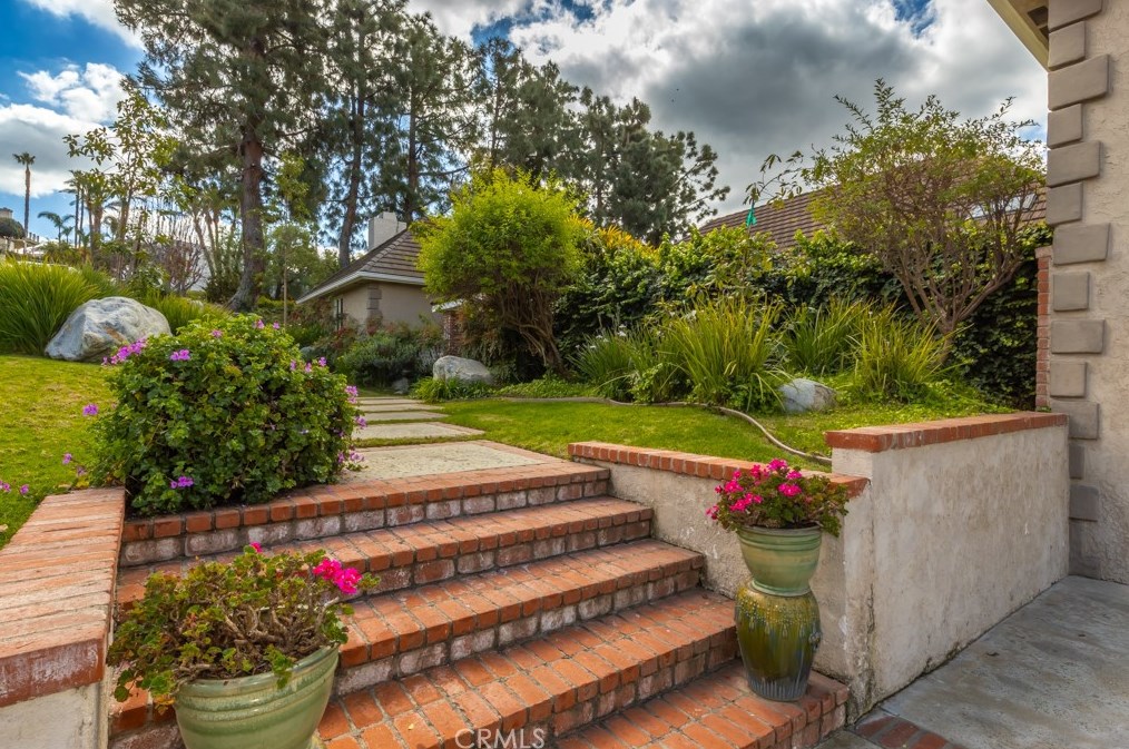 255 Owens Dr, Anaheim, CA 92808-1327