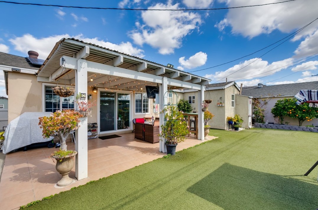 11632 Massinger St, Lakewood CA  90715-2123 exterior